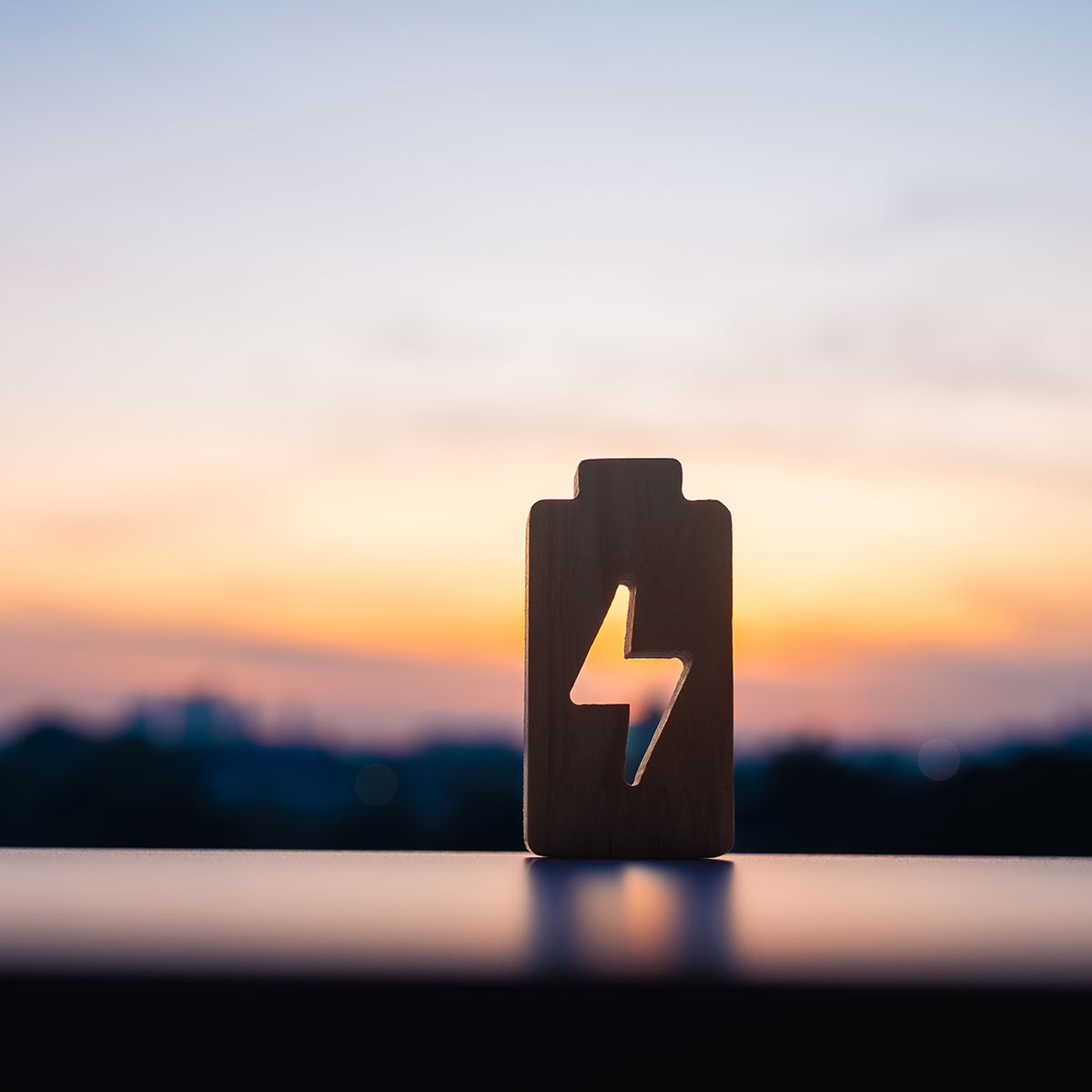 Blitzsymbol einer Batterie vor Sonnenuntergang