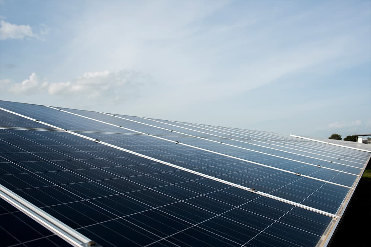 Solarpaneele auf Dachfläche Flach installierte Solarpaneele auf einem Dach bei leicht bewölktem Himmel
